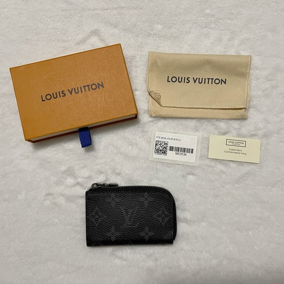 SOLD-Louis Vuitton Coin Purse - Picture 2 of 13